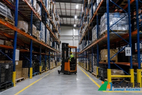 Kif il-Wagħa tal-Aisle tal-Maħżen Taffettwa l-Kapaċità tal-Xkaffar tal-Palits u l-Aċċess tal-Fork...